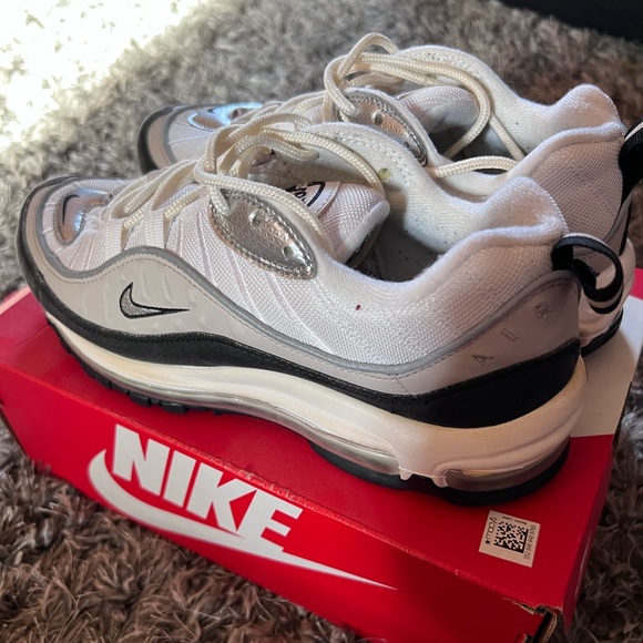 Woman’s Nike sneakers. - Picture 4 of 6